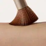 JANE IREDALE Presuotos pudros šepetėlis The Handi Brush, 1 vnt. - Image 2